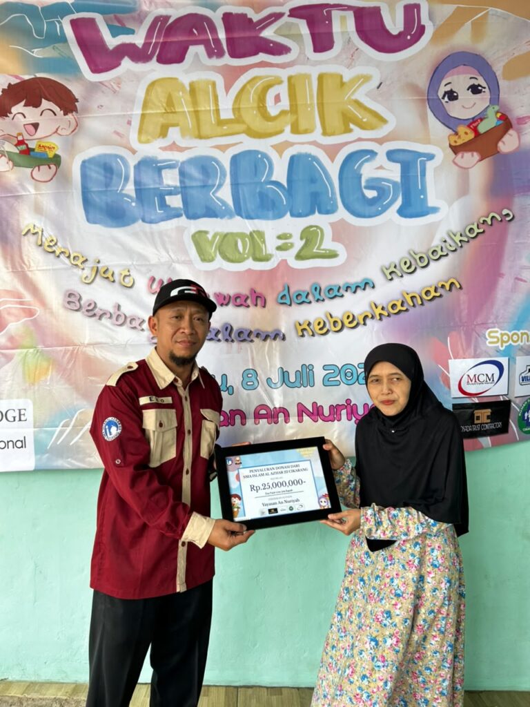 Penyerahan simbolis papan donasi senilai Rp 25.000.000 dari SMA Islam Al Azhar 22 Cikarang kepada pengurus Yayasan An Nuriyah.