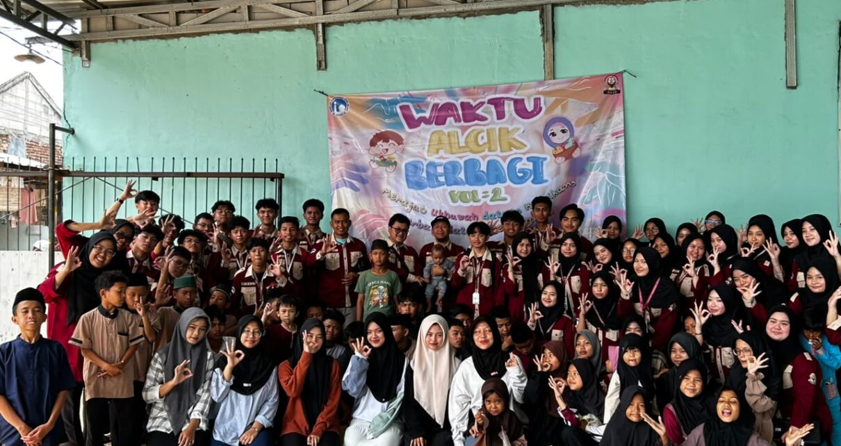 Satu keluarga dalam kebaikan. Kenangan manis Waktu Al Azhar Berbagi Vol. 2 yang menyatukan hati demi menebar maslahat bagi sesama.
