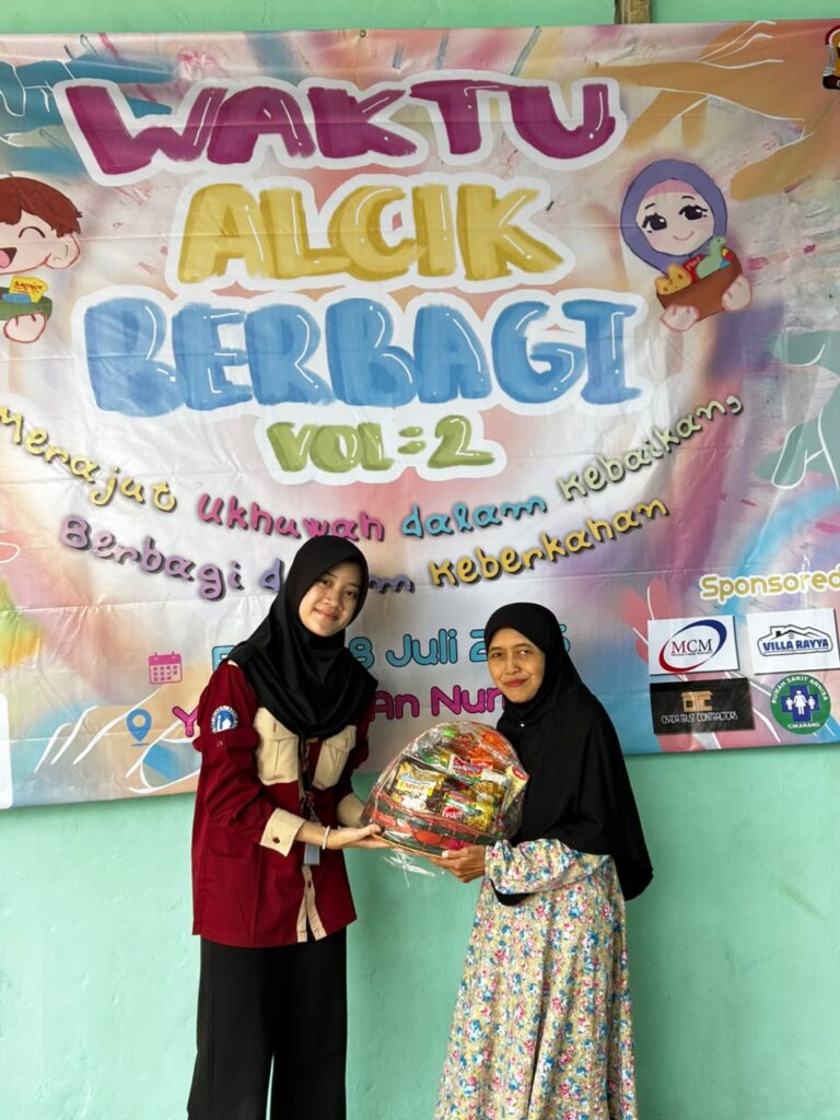 Perwakilan murid perempuan OSIS SMA Al Azhar 22 Cikarang menyerahkan parsel bingkisan sembako kepada ibu pengurus yayasan.