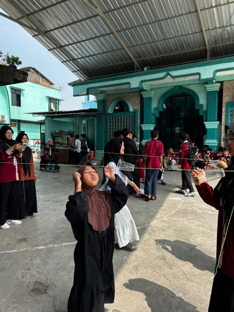 Riang gembira. Keseruan kompetisi games ketangkasan yang dirancang oleh OSIS untuk melatih fokus dan kerja sama anak-anak panti.