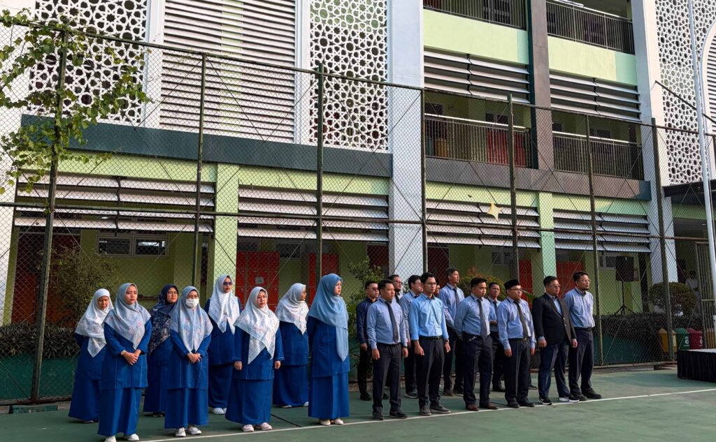 Jajaran dewan guru SMA Islam Al Azhar 22 Cikarang berbaris mengikuti upacara pembukaan MPLS dengan khidmat di lapangan sekolah.