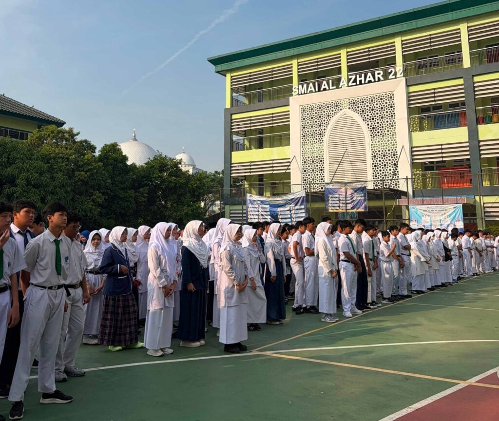 Barisan rapi murid baru SMA Islam Al Azhar 22 Cikarang saat mengikuti apel pagi pembukaan MPLS di lapangan utama.