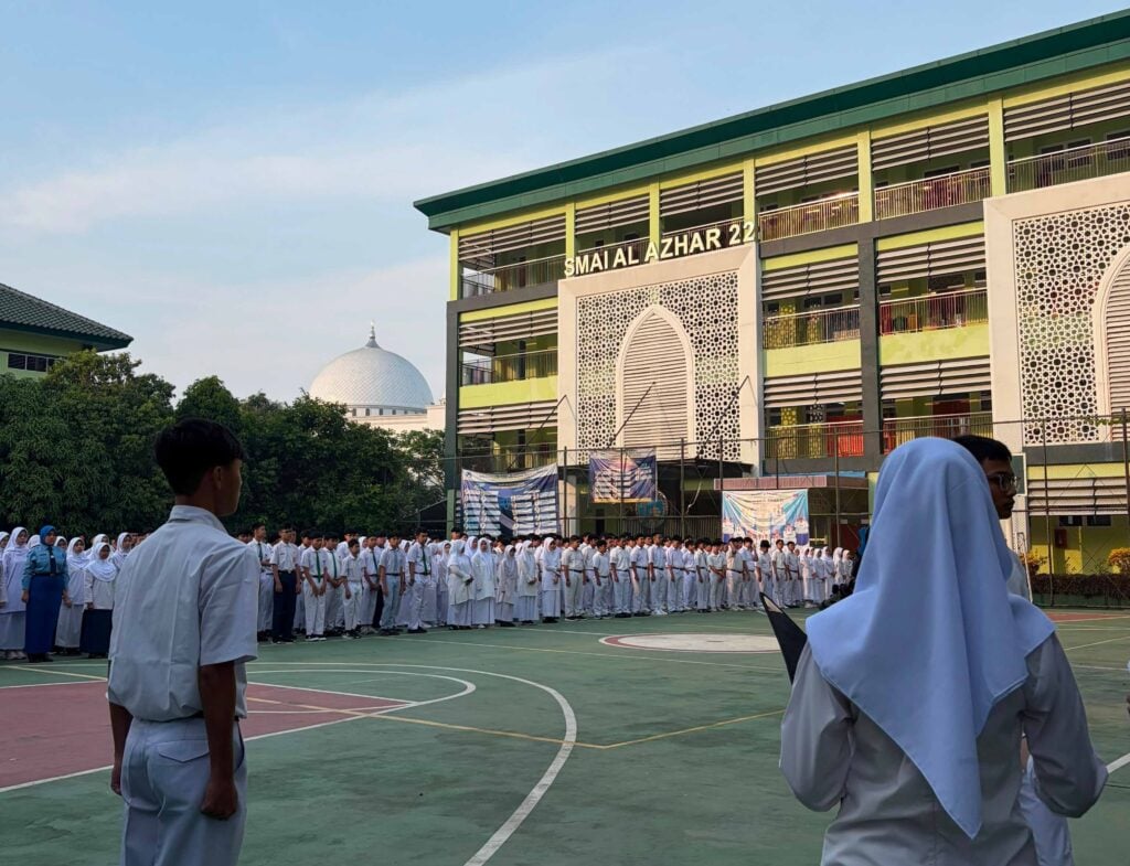 Melatih jiwa kepemimpinan sejak dini. Sinergi antara kakak tingkat (OSIS/MPK) dan murid baru menciptakan lingkungan adaptasi yang aman dan menyenangkan.