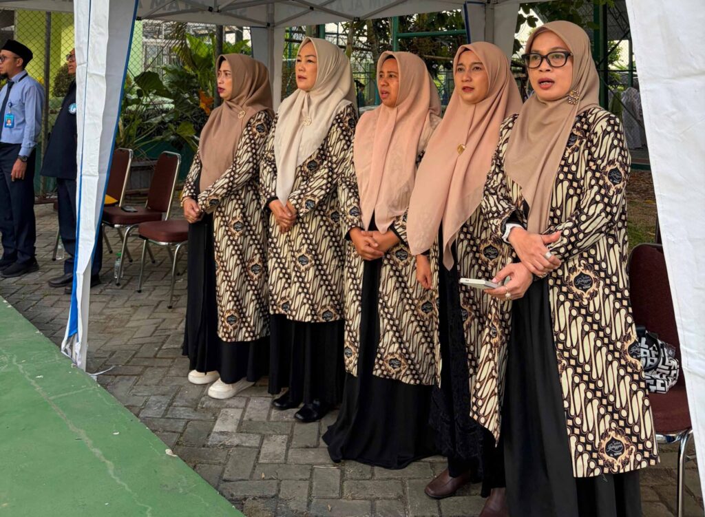 Jajaran pengurus Jamiyyah atau Komite Orang Tua Murid SMA Islam Al Azhar 22 Cikarang turut hadir mendukung kelancaran upacara MPLS.