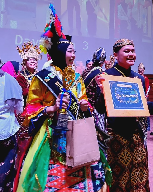 Momen kebanggaan dan senyum sumringah saat Istavan Syah Zuhdi dinobatkan sebagai Juara 1 Duta GenRe Kabupaten Bekasi 2026 di atas panggung anugerah.
