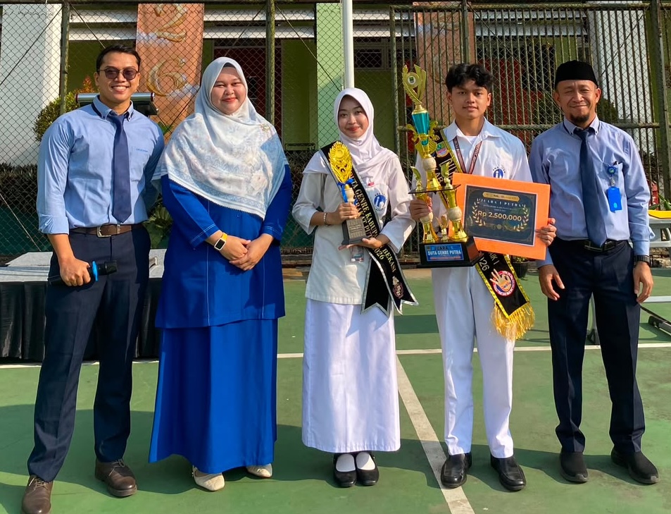 Foto bersama Istavan Syah Zuhdi, Rayina Alya Putri, dan jajaran dewan guru pendamping dari SMA Islam Al Azhar 22 Cikarang di lapangan sekolah.