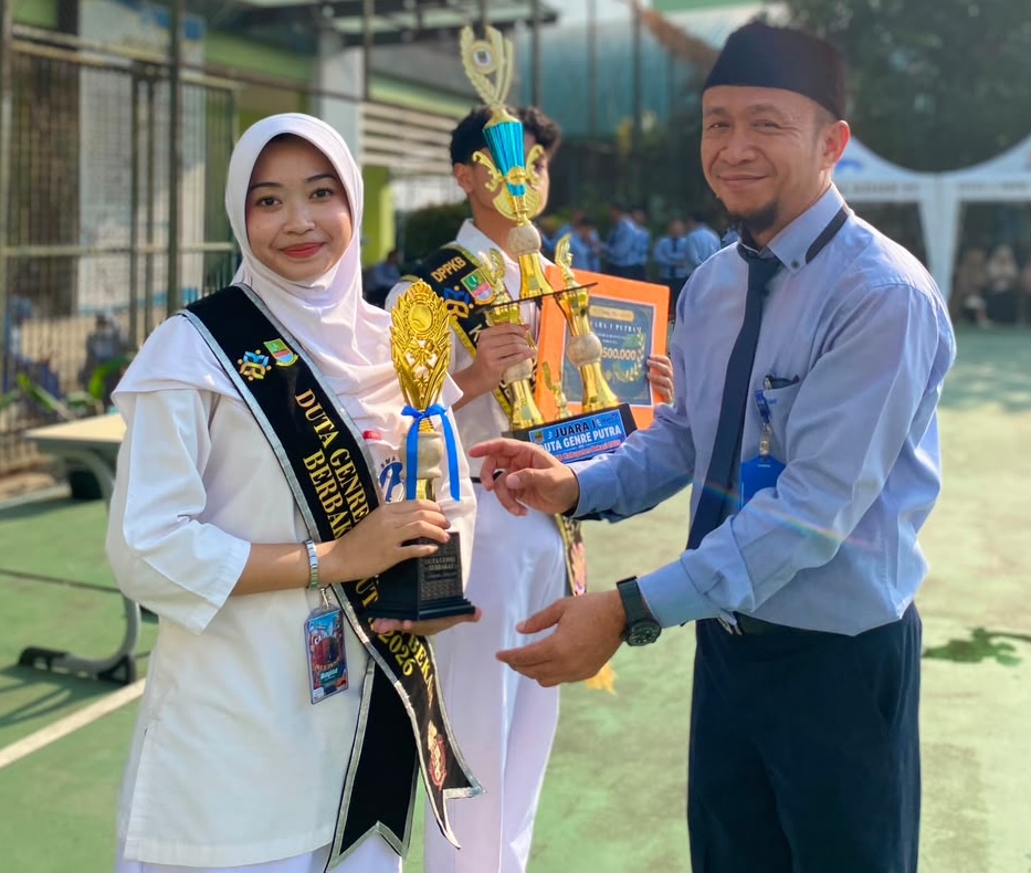 Wakil Kepala Sekolah, Bapak Eko Jawanto, S.Pd., memberikan apresiasi secara langsung kepada Rayina Alya Putri atas gelar bergengsi Duta GenRe Berbakat.