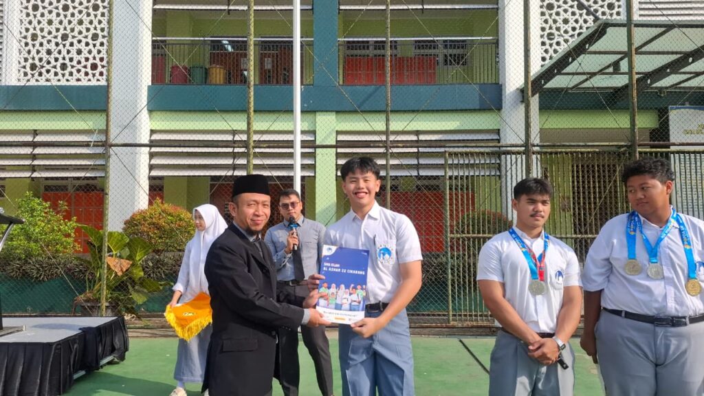 Pemberian Penghargaan Oleh Wakil Kepala Sekolah SMAIA 22 Cikarang