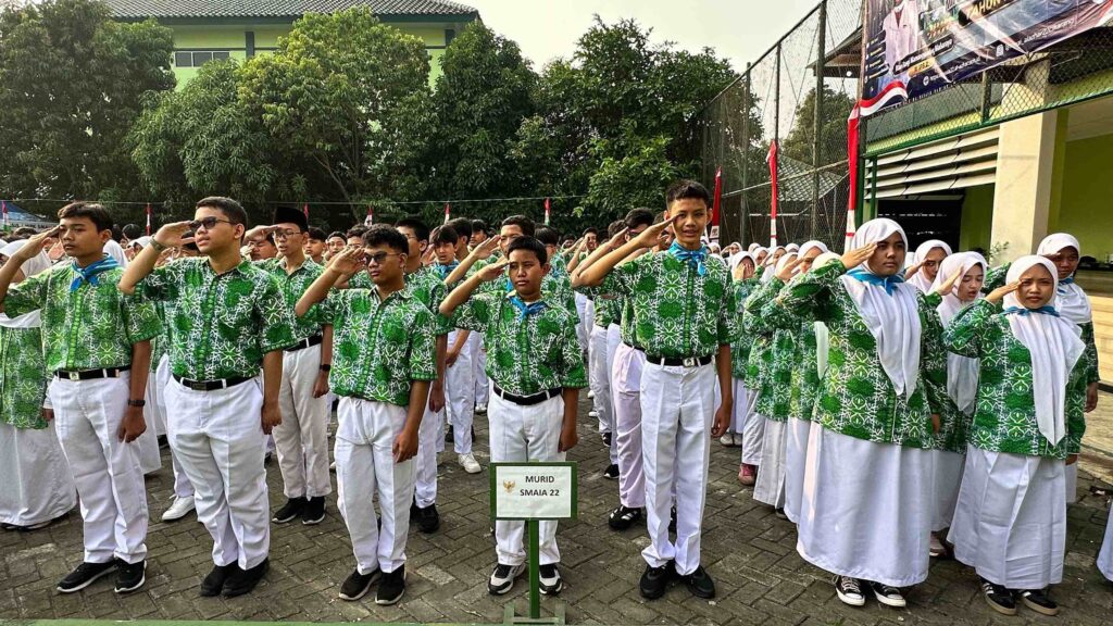 Murid SMAIA 22 Cikarang sedang mengikuti Upacara dengan khidmat