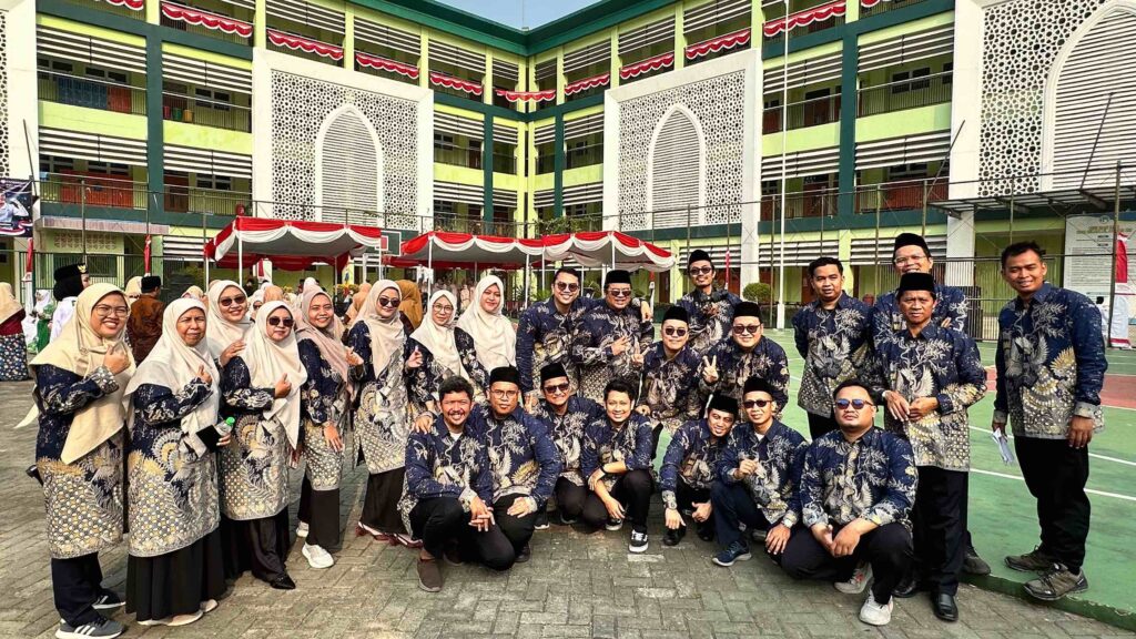 Para Guru dan Pegawai SMAIA 22 Cikarang
