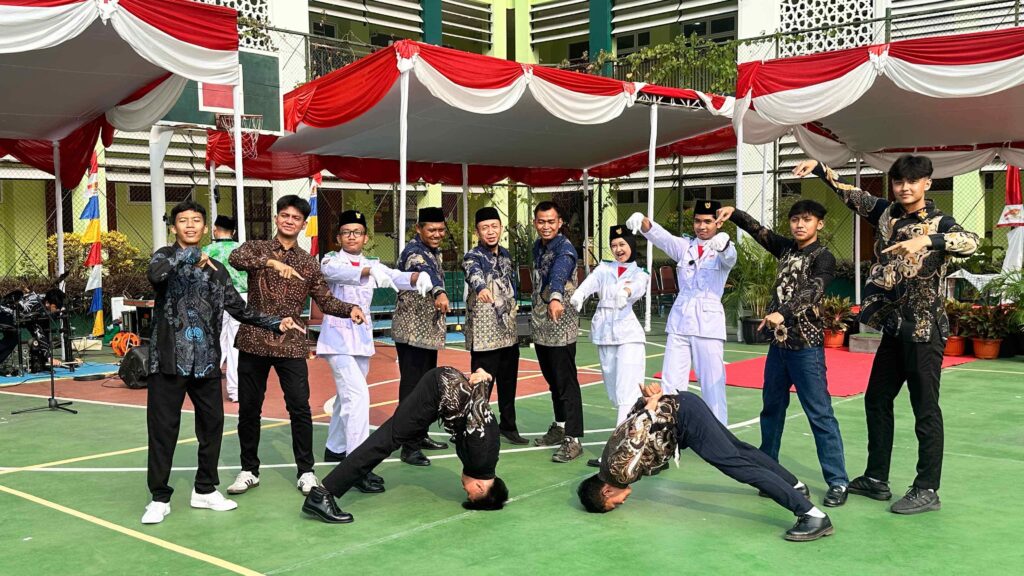 Wakil Kepala Sekolah, Guru, dan Perwakilan Paskibra oleh Murid SMAIA 22 Cikarang