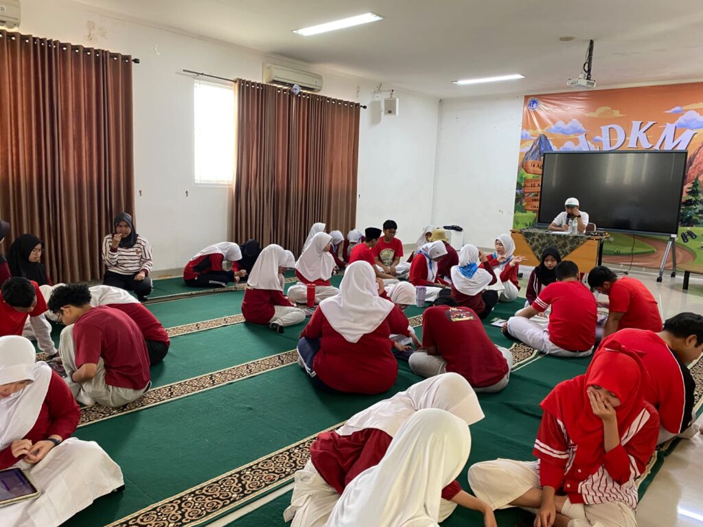 Kegiatan kelompok menjadi kesempatan bagi murid untuk membangun komunikasi dan kerja sama selama rangkaian perayaan HUT RI.