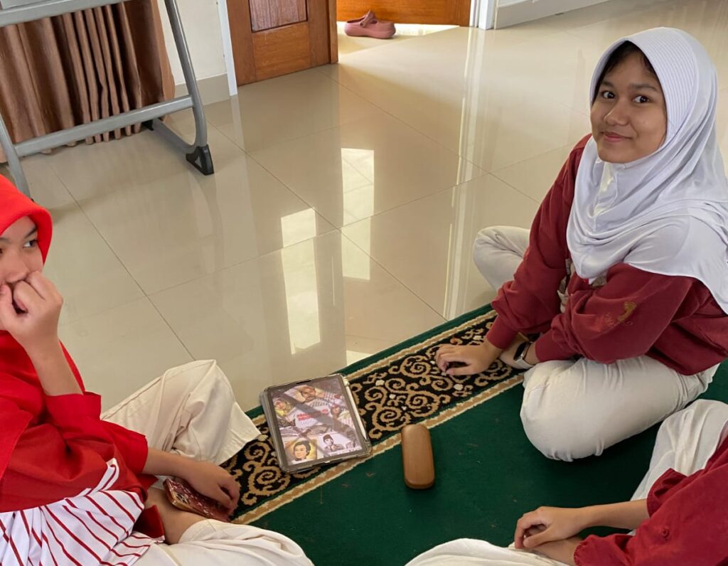 Kegiatan kelompok menjadi kesempatan bagi murid untuk membangun komunikasi dan kerja sama selama rangkaian perayaan HUT RI.