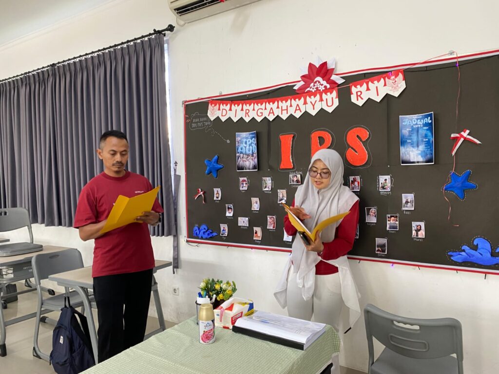 Murid SMA Islam Al Azhar 22 Cikarang berkreasi menghias mading bertema kemerdekaan dalam rangka memeriahkan HUT RI ke-81.