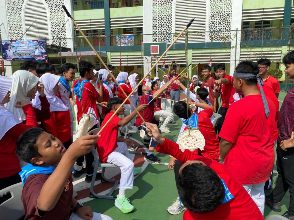 Lomba makan kerupuk menghadirkan keseruan khas perayaan kemerdekaan di SMA Islam Al Azhar 22 Cikarang.