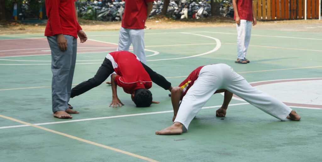 Semangat kompetisi dan sportivitas terlihat dalam berbagai permainan fisik yang diikuti murid.