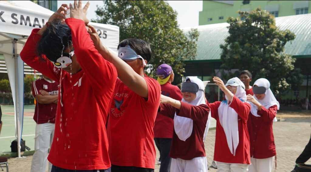 Lomba blindsplash menjadi salah satu permainan yang menambah keseruan perayaan HUT RI ke-81.
