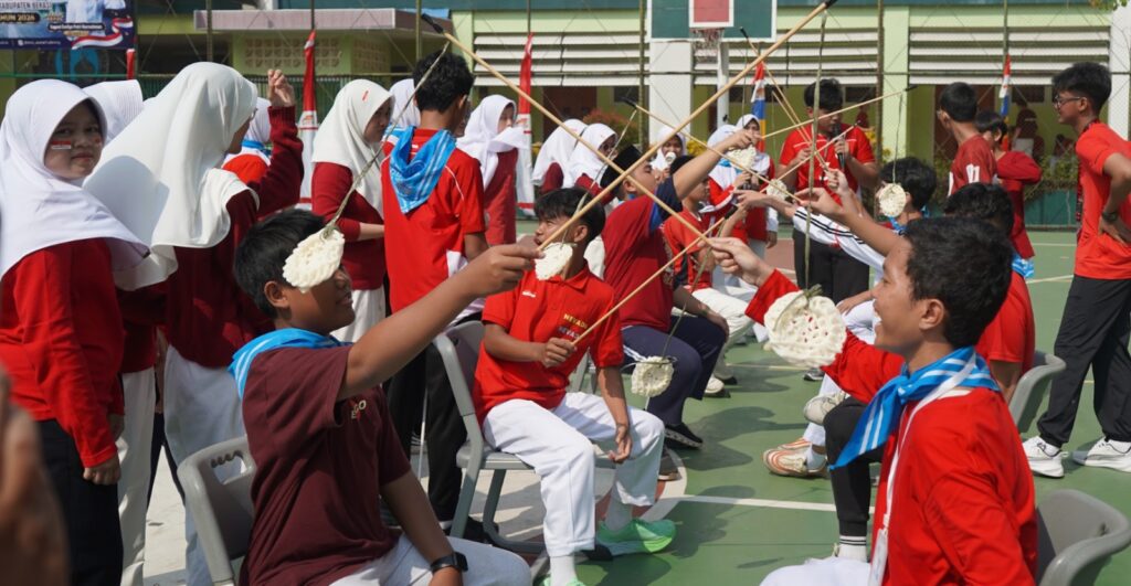 Lomba makan kerupuk menghadirkan keseruan khas perayaan kemerdekaan di SMA Islam Al Azhar 22 Cikarang.