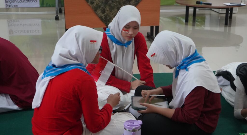 Kegiatan kelompok menjadi kesempatan bagi murid untuk membangun komunikasi dan kerja sama selama rangkaian perayaan HUT RI.