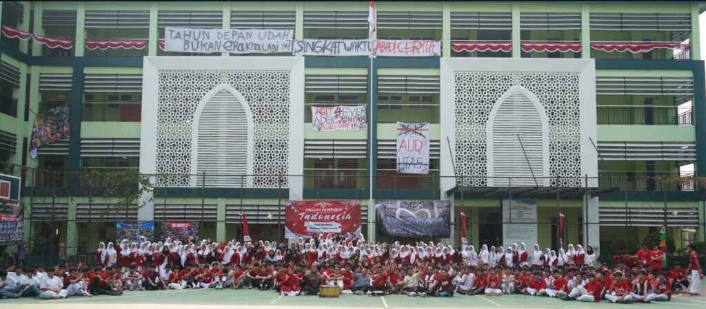 Semangat kompetisi dan sportivitas terlihat dalam berbagai permainan fisik yang diikuti murid.