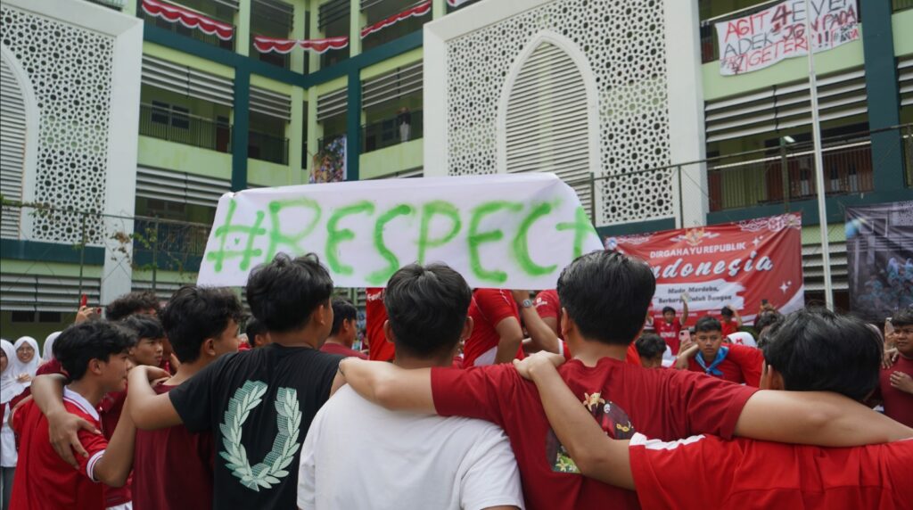 Semangat kompetisi dan sportivitas terlihat dalam berbagai permainan fisik yang diikuti murid.