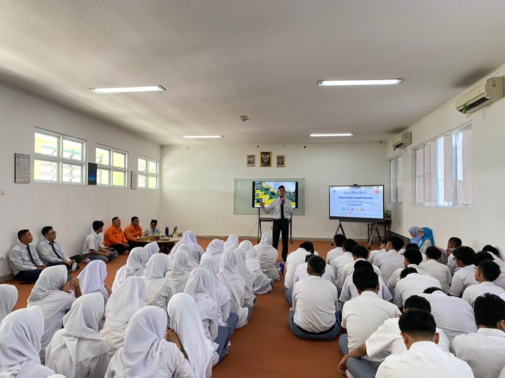 Murid kelas XI SMA Islam Al Azhar 22 Cikarang mengikuti Seminar Mitigasi Bencana dengan menyimak materi tentang pengenalan bahaya dan risiko bencana.
