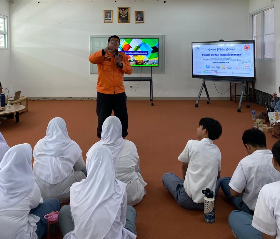 Pemateri dari Bidang Pencegahan dan Kesiagaan BPBD Kabupaten Bekasi memberikan edukasi mengenai pentingnya kesiapsiagaan menghadapi risiko bencana kepada murid SMA Islam Al Azhar 22 Cikarang.