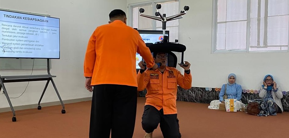 Praktik simulasi menjadi bagian dari edukasi kebencanaan untuk memberikan pengalaman langsung kepada murid dalam memahami tindakan kesiapsiagaan menghadapi bencana.