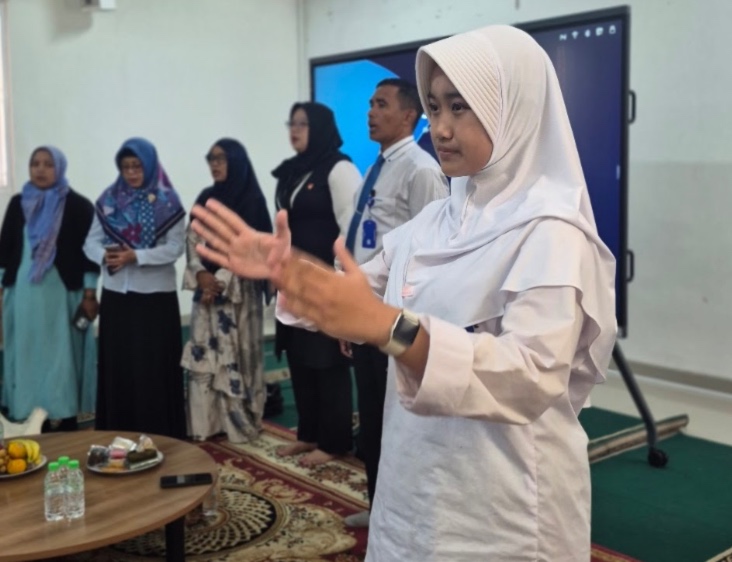 Murid SMA Islam Al Azhar 22 Cikarang mengikuti penyuluhan mengenai pergaulan sehat, karakter remaja, dan kesadaran hukum.