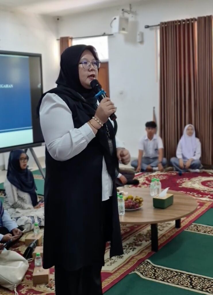 Aipda Yuliana menyampaikan materi penyuluhan kepada murid SMA Islam Al Azhar 22 Cikarang