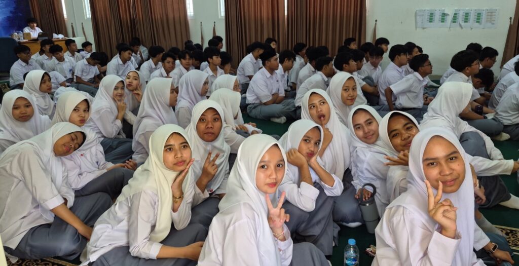 Belajar mengendalikan emosi menjadi bagian penting dalam membangun karakter murid SMA agar mampu menghadapi berbagai situasi dengan lebih tenang dan bijaksana.
