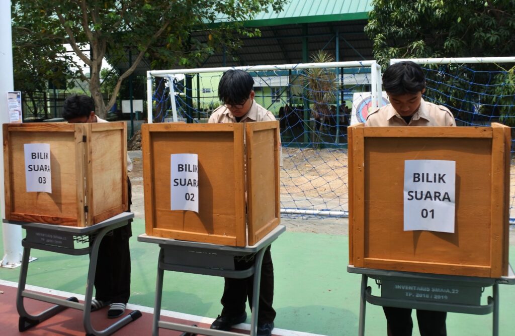 Murid SMA Islam Al Azhar 22 Cikarang menggunakan hak pilih dalam Pemilu Raya 2026