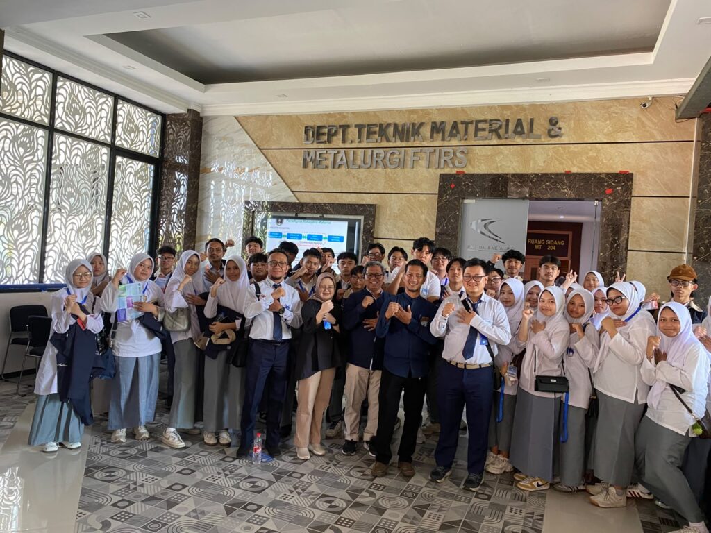 Murid SMA Islam Al Azhar 22 Cikarang mengikuti kunjungan kampus ke Institut Teknologi Sepuluh Nopember