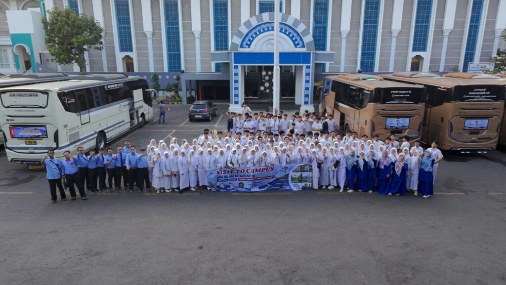 Murid SMA Islam Al Azhar 22 Cikarang mengenal lingkungan perguruan tinggi melalui kunjungan ke Universitas Airlangga, Surabaya.