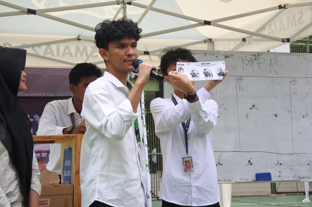 Proses penghitungan suara Pemilu Raya 2026 OSIS dan MPK SMA Islam Al Azhar 22 Cikarang