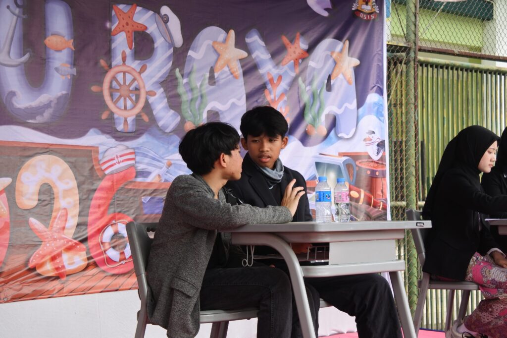 Debat kandidat OSIS dan MPK dalam kegiatan PEMIRA 2026 SMA Islam Al Azhar 22 Cikarang