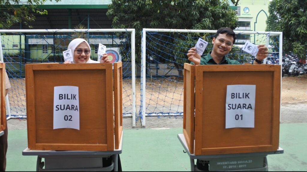 Para Guru SMA Islam Al Azhar 22 Cikarang menggunakan hak pilih dalam Pemilu Raya 2026