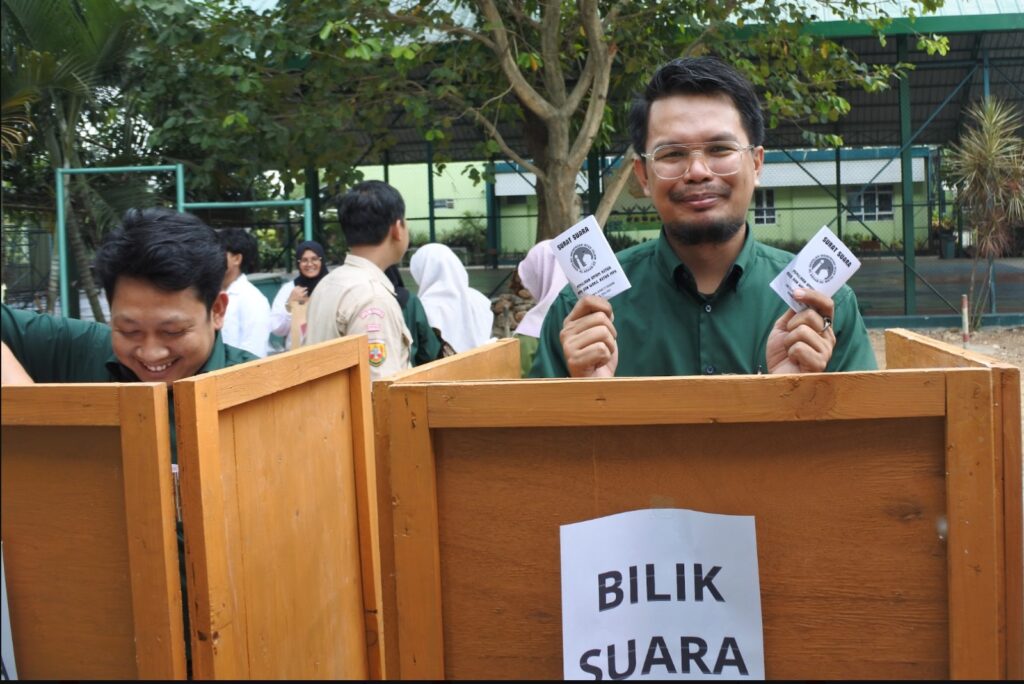 Para Guru SMA Islam Al Azhar 22 Cikarang menggunakan hak pilih dalam Pemilu Raya 2026