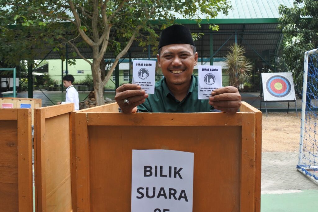 Para Guru SMA Islam Al Azhar 22 Cikarang menggunakan hak pilih dalam Pemilu Raya 2026